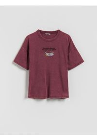 Reserved - Krótki t-shirt z haftem - bordowy. Kolor: czerwony. Materiał: bawełna. Długość: krótkie. Wzór: haft #1