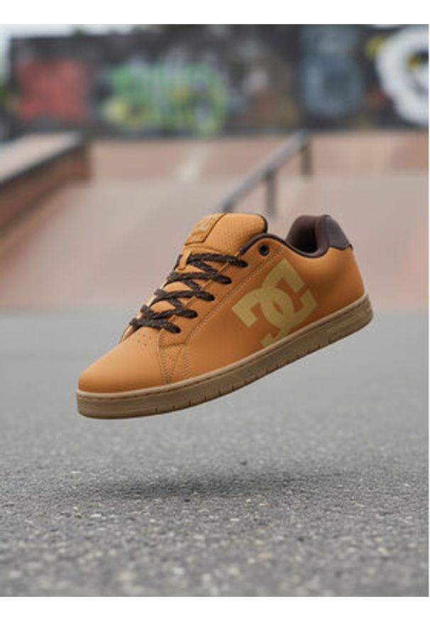DC Sneakersy CEO-GAVELER WNT DC03268210 Brązowy. Kolor: brązowy. Materiał: nubuk, skóra