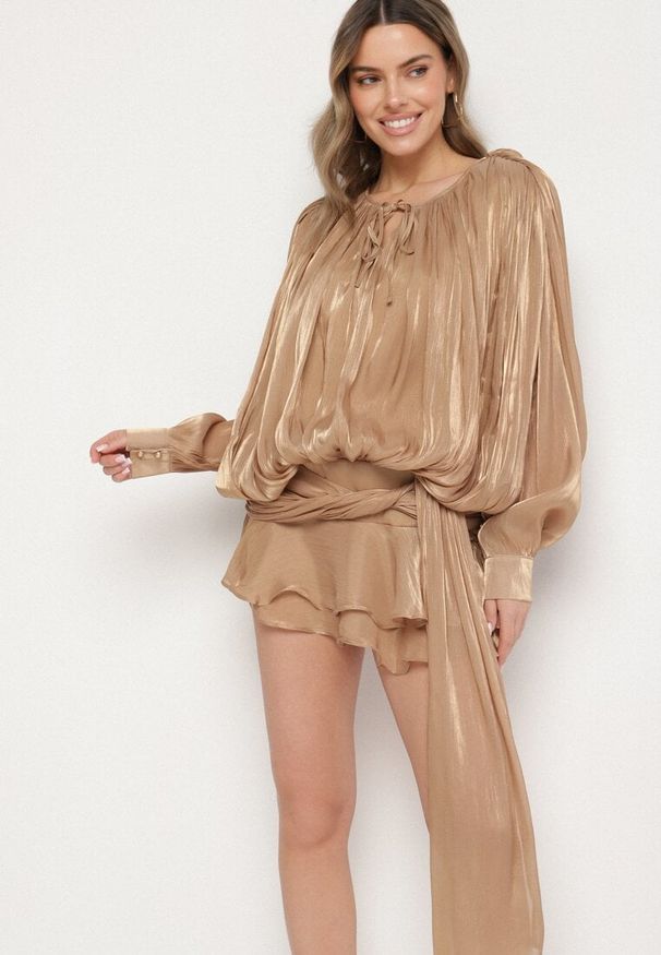 Born2be - Brązowa Sukienka o Bufiastym Kroju z Falbanami Trenem i Wiązaniem Lunalina. Kolor: brązowy. Styl: klasyczny, elegancki