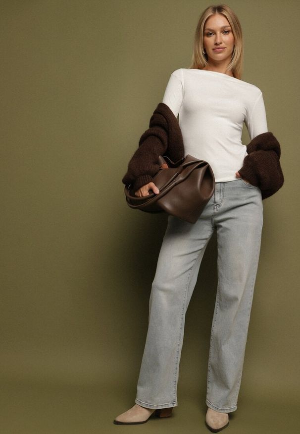 Born2be - Biała Bluzka z Wiskozy z Długim Rękawem i Dekoltem w Kształcie Łódki Gelmiria. Okazja: na co dzień. Kolor: biały. Materiał: wiskoza. Długość rękawa: długi rękaw. Długość: długie. Styl: casual