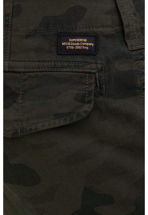 Superdry spodnie męskie kolor zielony dopasowane. Kolor: zielony. Materiał: tkanina, bawełna