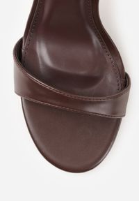 Born2be - Brązowe Sandały na Szpilce z Cienkim Paskiem Nealia. Okazja: na co dzień. Zapięcie: pasek. Kolor: brązowy. Materiał: jeans. Obcas: na szpilce. Styl: casual, klasyczny #2