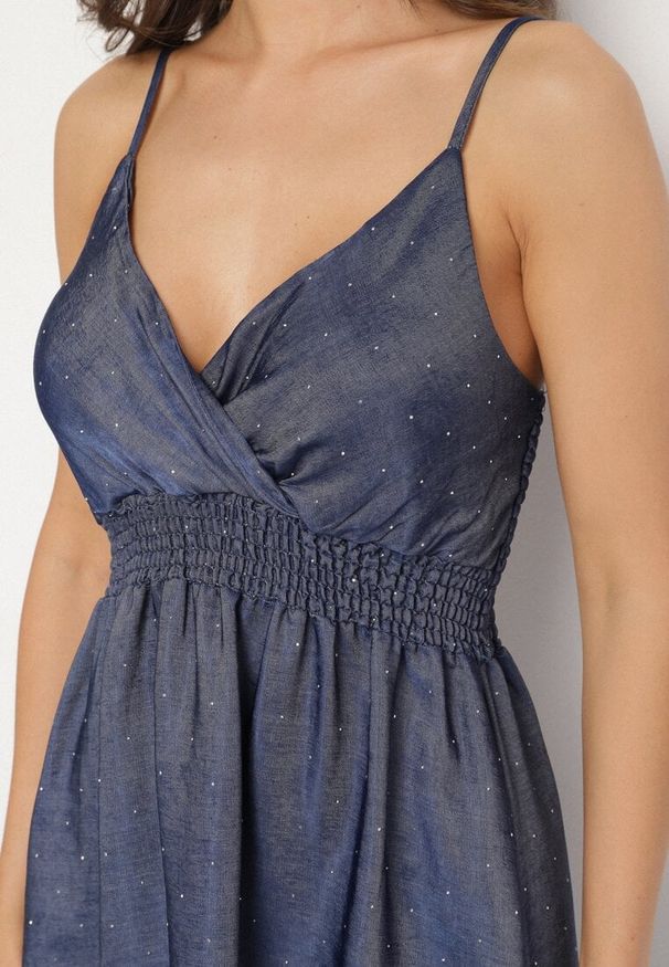 Born2be - Granatowa Wiskozowa Sukienka o Rozkloszowanym Kroju z Kopertowym Dekoltem Liralune. Typ kołnierza: dekolt w kształcie V. Kolor: niebieski. Materiał: wiskoza. Długość rękawa: na ramiączkach. Typ sukienki: kopertowe. Styl: elegancki, klasyczny