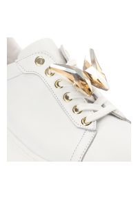 Białe Sneakersy Karino Modne Obuwie Damskie Z Motylem. Okazja: do pracy. Kolor: biały. Materiał: skóra #8