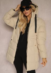 Renee - Jasnobeżowa Kurtka Pikowana o Długim Kroju z Kapturem i Suwakiem Dwukierunkowym Naomira. Okazja: na co dzień. Typ kołnierza: kaptur. Kolor: beżowy. Materiał: dzianina, jeans. Długość: długie. Sezon: zima. Styl: casual, elegancki #3