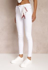Renee - Białe Spodnie Skinny z Wysokim Stanem i Ozdobną Chustką Hyadia. Okazja: na co dzień. Stan: podwyższony. Kolor: biały. Styl: casual #4