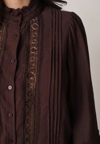 Born2be - Brązowa Koszula ze Stójką i Koronką Argochis. Typ kołnierza: kołnierzyk stójkowy. Kolor: brązowy. Materiał: koronka. Wzór: koronka #6