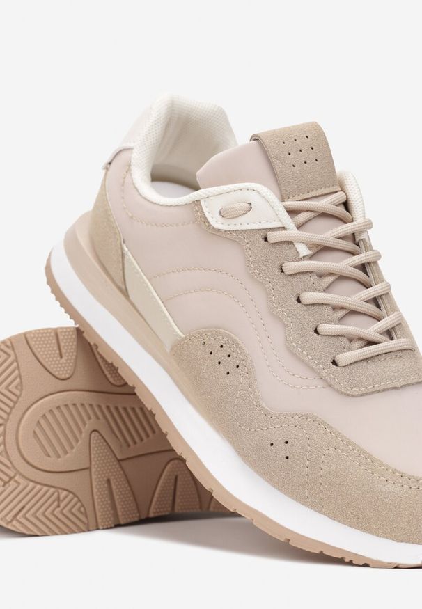 Renee - Ciemnobeżowe Sneakersy Zdobione Wstawkami z Imitacji Skóry Fayela. Kolor: beżowy. Materiał: skóra. Wzór: aplikacja