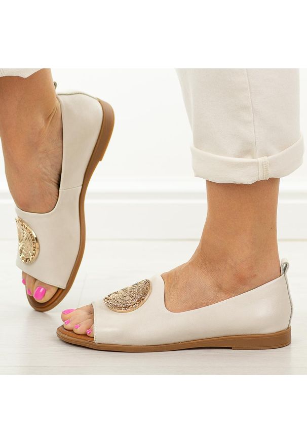 Złote skórzane płaskie sandały damskie Cambell 19389. Okazja: na co dzień. Kolor: złoty. Materiał: skóra. Wzór: aplikacja. Sezon: wiosna, lato. Styl: casual, klasyczny, elegancki