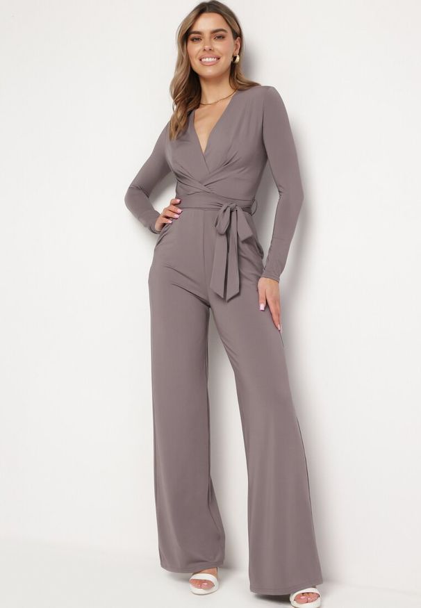 Born2be - Szary Kombinezon z Kopertowym Dekoltem Cizine. Okazja: na co dzień. Kolor: szary. Długość rękawa: długi rękaw. Długość: długie. Styl: casual