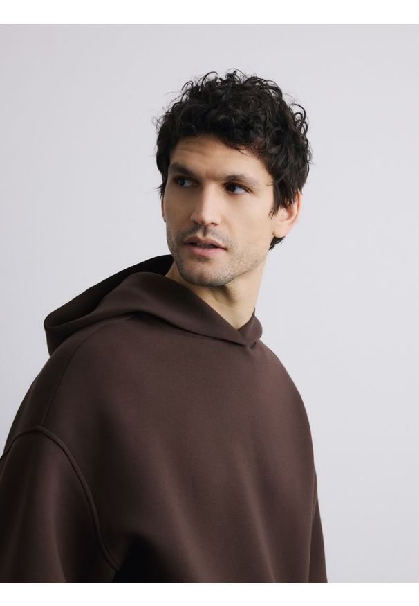 Reserved - Gładka bluza z kapturem - ciemnobrązowy. Typ kołnierza: kaptur. Kolor: brązowy. Materiał: bawełna, dzianina. Wzór: gładki