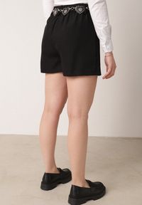 Born2be - Czarne Spódnico-Szorty Ozdobione Łańcuszkiem z Sercami Rhenara. Okazja: na co dzień. Kolor: czarny. Materiał: koronka. Wzór: aplikacja. Styl: rockowy, elegancki, casual, wizytowy #7