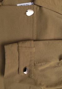 Born2be - Zielona Bawełniano-Wiskozowa Kurtka Typu Krótki Trencz z Ozdobnym Guzikiem Dafena. Okazja: na co dzień, na spotkanie biznesowe, do pracy. Kolor: zielony. Materiał: wiskoza, bawełna. Długość: krótkie. Styl: casual, biznesowy, elegancki, klasyczny #4