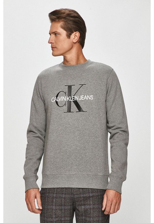 Calvin Klein Jeans - Bluza J30J314313.NOS. Okazja: na co dzień. Kolor: szary. Materiał: dzianina. Wzór: nadruk. Styl: casual