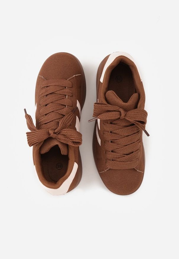 Born2be - Brązowo-Białe Sneakersy z Ozdobnymi Naszywkami z Boku Galdexis. Okazja: do pracy, na co dzień, na spacer. Zapięcie: pasek. Kolor: brązowy. Materiał: jeans. Wzór: aplikacja. Sport: turystyka piesza