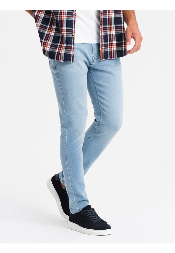 Ombre Clothing - Dopasowane jeansowe spodnie męskie SLIM FIT z elastanem – błękitne V3. Okazja: na co dzień. Kolor: niebieski. Materiał: jeans, elastan. Wzór: aplikacja. Sezon: lato. Styl: casual