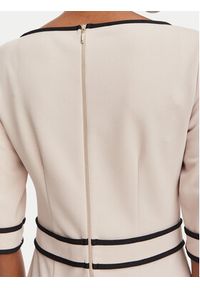 Rinascimento Sukienka koktajlowa CFC0131086003 Beżowy Slim Fit. Kolor: beżowy. Materiał: syntetyk. Styl: wizytowy #4