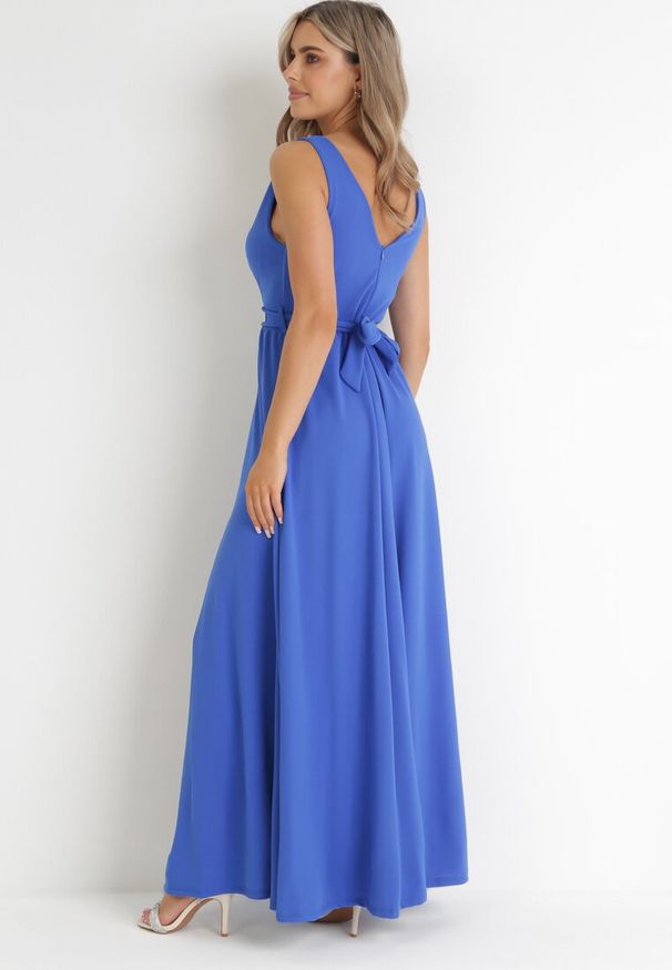 Born2be - Niebieska Sukienka Rozkloszowana Maxi z Paskiem w Cyrkonie i Wycięciem Neorise. Kolor: niebieski. Materiał: materiał. Wzór: aplikacja. Długość: maxi
