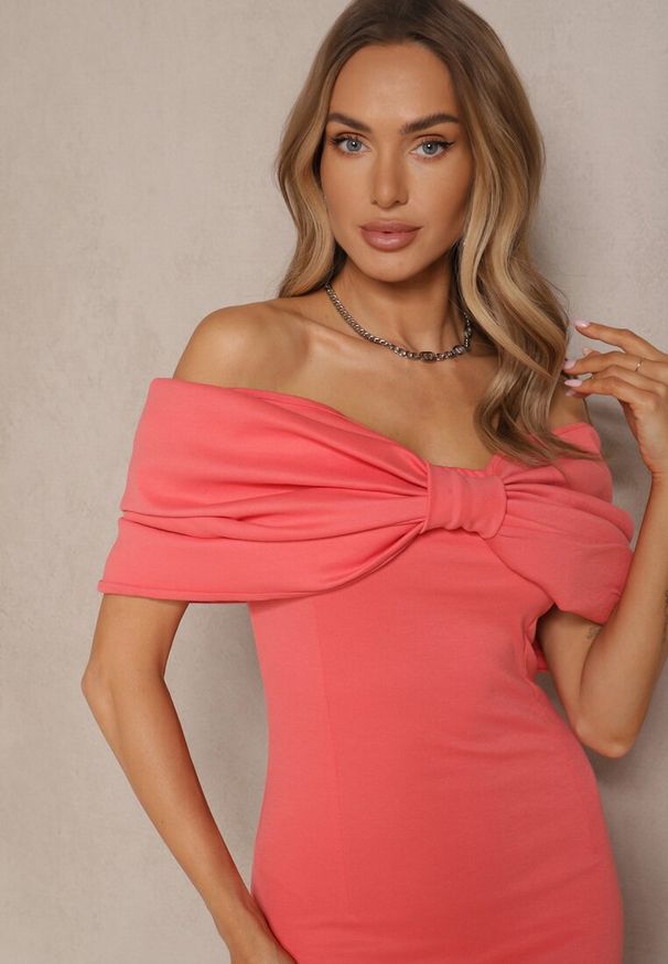 Renee - Pomarańczowa Sukienka Taliowana z Kokardą w Formie Hiszpanki o Dopasowanym Kroju Paladwena. Okazja: na co dzień. Typ kołnierza: dekolt hiszpanka, kokarda. Kolor: pomarańczowy. Materiał: jeans. Typ sukienki: proste, dopasowane. Styl: klasyczny, casual, elegancki