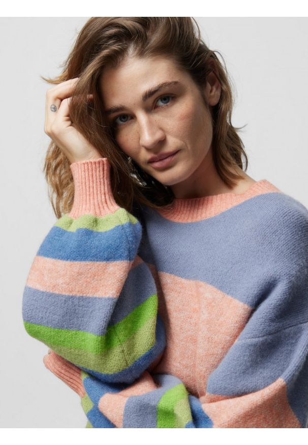 outhorn - Sweter o kroju boxy damski - kolorowy. Materiał: poliester, prążkowany, poliamid, materiał, akryl, dzianina. Wzór: kolorowy