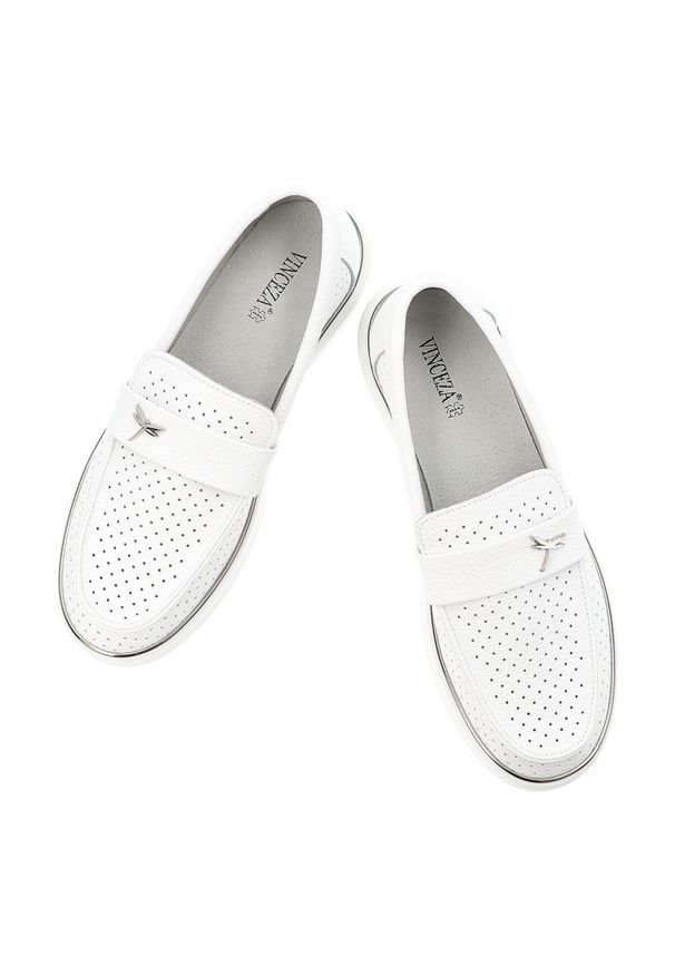 Mokasyny damskie Vinceza, cholewka ze skóry naturalnej licowej z perforacją wsuwany fason z ozdobnym paskiem zabudowany przód na lekkiej podeszwie, b. Okazja: na co dzień. Zapięcie: pasek. Kolor: biały. Materiał: skóra. Szerokość cholewki: normalna. Wzór: aplikacja, ażurowy. Styl: elegancki, klasyczny, casual