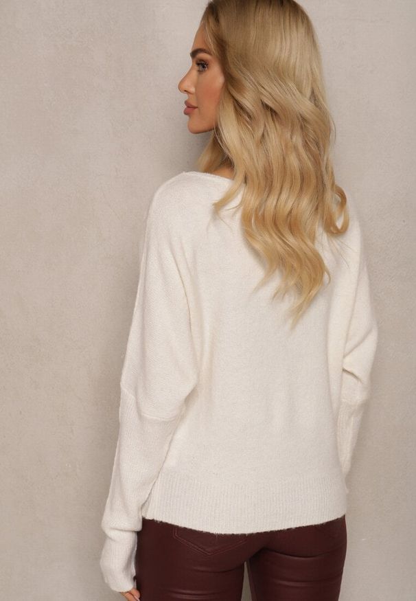 Renee - Jasnobeżowy Sweter z Lnem Oversize z Dekoltem w Łódkę Sassista. Okazja: na co dzień, na spotkanie biznesowe. Typ kołnierza: dekolt w łódkę. Kolor: beżowy. Materiał: len. Styl: biznesowy, klasyczny, casual
