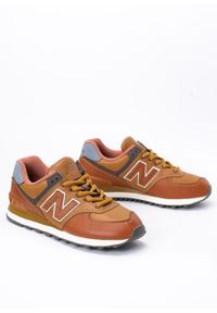 Sneakersy męskie brązowe New Balance ML574OMA. Okazja: na co dzień. Kolor: brązowy. Materiał: guma, zamsz, materiał. Szerokość cholewki: normalna. Sezon: jesień, lato. Model: New Balance 574. Sport: bieganie