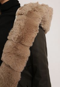 Born2be - Zielono-Beżowa Kurtka Parka z Kapturem i Odpinanymi Futerkowymi Zdobieniami Inessara. Okazja: na co dzień. Typ kołnierza: kaptur. Kolor: zielony. Materiał: skóra. Wzór: aplikacja. Styl: casual, elegancki #6