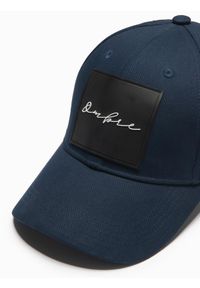 Ombre Clothing - Czapka męska z daszkiem bejsbolówka z dużą naszywką – granatowa V3. Kolor: niebieski. Materiał: guma, bawełna. Wzór: aplikacja. Styl: casual, elegancki #4