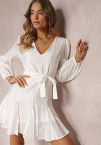 Renee - Biała Rozkloszowana Sukienka Mini z Wiązaniem w Talii Evyna. Kolor: biały. Długość: mini