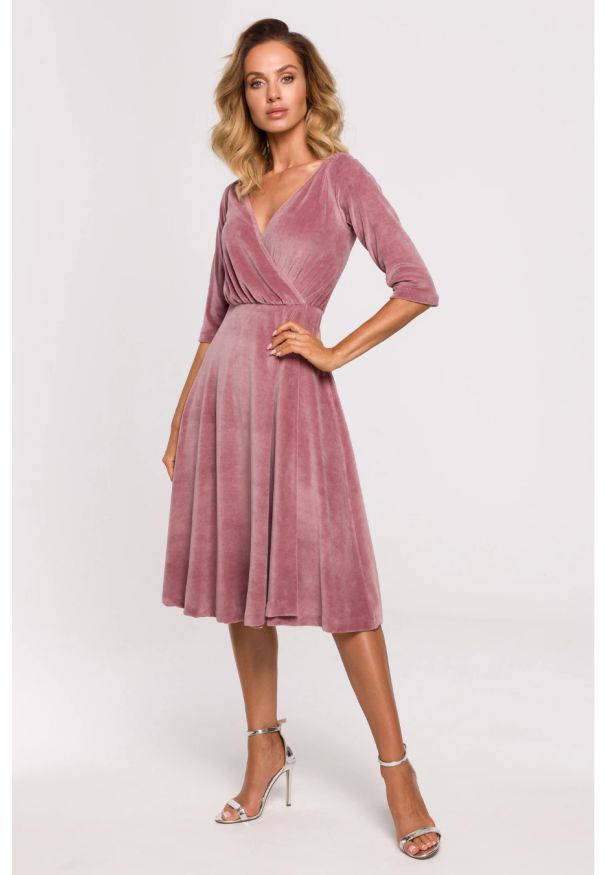 MOE - Sukienka welurowa rozkloszowana kopertowa dekolt V różowa. Okazja: na studniówkę, na sylwestra, na imprezę. Typ kołnierza: dekolt kopertowy. Kolor: różowy. Materiał: welur. Typ sukienki: kopertowe. Styl: wizytowy