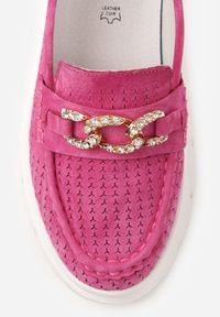 Born2be - Fuksjowe Skórzane Mokasyny na Grubej Podeszwie Zdobione Perforacją i Łańcuszkiem Ariuk. Okazja: do pracy, na co dzień. Kolor: różowy. Materiał: skóra. Wzór: aplikacja. Styl: elegancki, casual #5