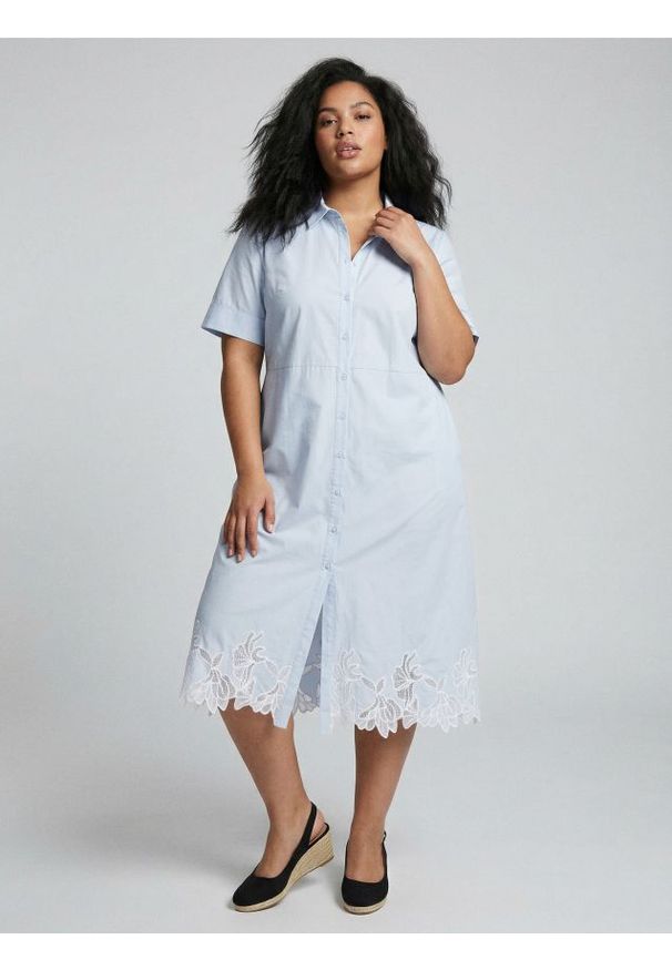 Sinsay - Koszulowa sukienka z haftowanym dołem Plus Size - błękitny. Kolekcja: plus size. Kolor: niebieski. Wzór: haft. Typ sukienki: dla puszystych, koszulowe