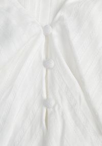 Renee - Biała Eteryczna Bluzka z Bawełny Zdobiona Falbankami i Ściągaczem w Pasie Cezarelle. Okazja: na randkę. Typ kołnierza: kołnierz z falbankami. Kolor: biały. Materiał: bawełna. Wzór: aplikacja #5