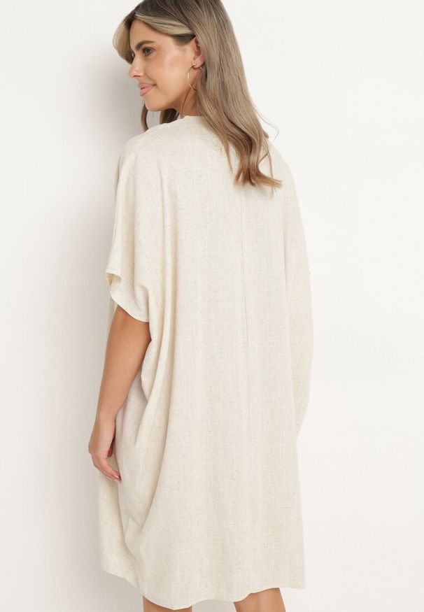 Born2be - Beżowa Bawełniana Sukienka o Pudełkowym Kroju z Dekoltem w Serek Vikonia. Okazja: na co dzień. Typ kołnierza: dekolt w serek. Kolekcja: plus size. Kolor: beżowy. Materiał: bawełna. Typ sukienki: proste, dla puszystych. Styl: wizytowy, casual, elegancki