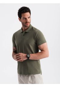 Ombre Clothing - Męska jednokolorowa koszulka polo BASIC z dzianiny pique - ciemnooliwkowa V6 - Rozmiar: M. Okazja: na co dzień. Typ kołnierza: polo. Kolor: oliwkowy. Materiał: dzianina. Wzór: haft, aplikacja, jednolity. Styl: sportowy, wizytowy, casual
