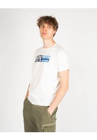 Pepe Jeans T-shirt "Gelu" | PM507757 | Gelu | Mężczyzna | Biały. Okazja: na co dzień. Kolor: biały. Materiał: bawełna. Wzór: nadruk, aplikacja. Styl: casual #4