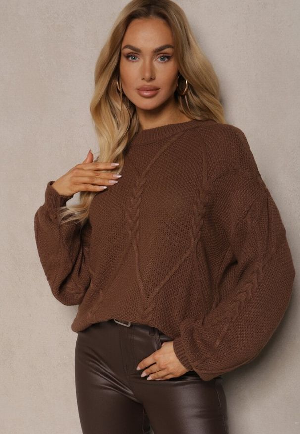 Renee - Brązowy Sweter z Ozdobnym Tłoczeniem i Ściągaczami Temariel. Okazja: na spotkanie biznesowe, do pracy. Kolor: brązowy. Materiał: jeans. Długość rękawa: długi rękaw. Długość: długie. Wzór: geometria. Styl: elegancki, biznesowy
