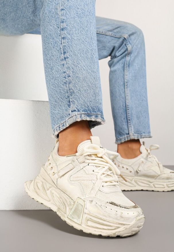 Born2be - Beżowe Sneakersy na Grubej Podeszwie z Tłoczeniem i Nitami Eraviellea. Okazja: na co dzień. Kolor: beżowy. Materiał: jeans