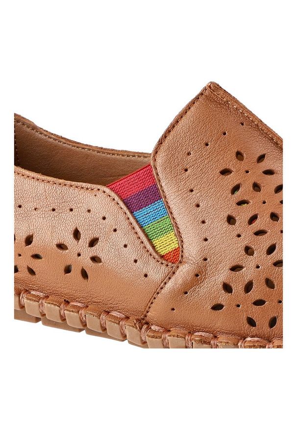 Półbuty damskie Artiker, wykonane z materiału o gładkiej powierzchni z perforacjami z elastycznymi wstawkami po bokach, brązowe, 46C0915. Kolor: brązowy. Materiał: skóra, materiał. Szerokość cholewki: normalna. Wzór: gładki, kolorowy. Sezon: lato. Styl: wakacyjny