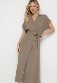 Born2be - Zielona Sukienka z Bawełny o Koszulowym Kroju z Wiązanym Paskiem Elanitiela. Okazja: na co dzień. Kolor: zielony. Materiał: bawełna. Długość rękawa: krótki rękaw. Typ sukienki: koszulowe. Styl: casual, elegancki #7