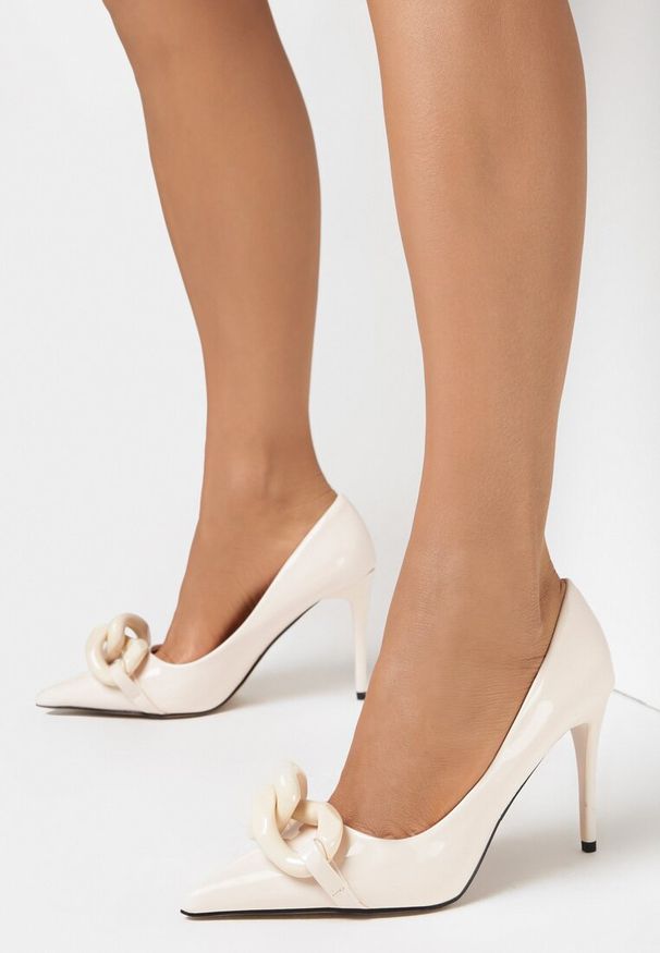 Born2be - Beżowe Szpilki z Łańcuchem Amamk. Nosek buta: szpiczasty. Zapięcie: bez zapięcia. Kolor: beżowy. Materiał: lakier. Obcas: na szpilce. Styl: elegancki, wizytowy. Wysokość obcasa: średni