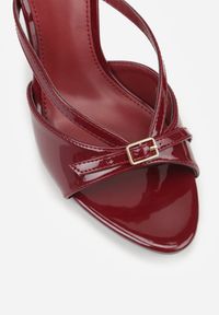 Renee - Bordowe Klapki na Szpilce z Paskami Klamerką i Lakierowanym Połyskiem Urneiros. Kolor: czerwony. Materiał: lakier. Wzór: aplikacja. Obcas: na szpilce. Styl: elegancki #8