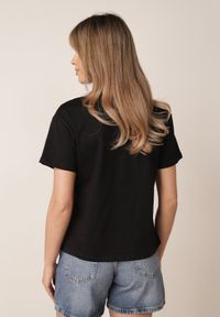 Born2be - Czarny Bawełniany T-shirt Ozdobiony Cyrkoniami Monomene. Okazja: na co dzień. Kolor: czarny. Materiał: bawełna. Wzór: aplikacja. Styl: elegancki, casual #4