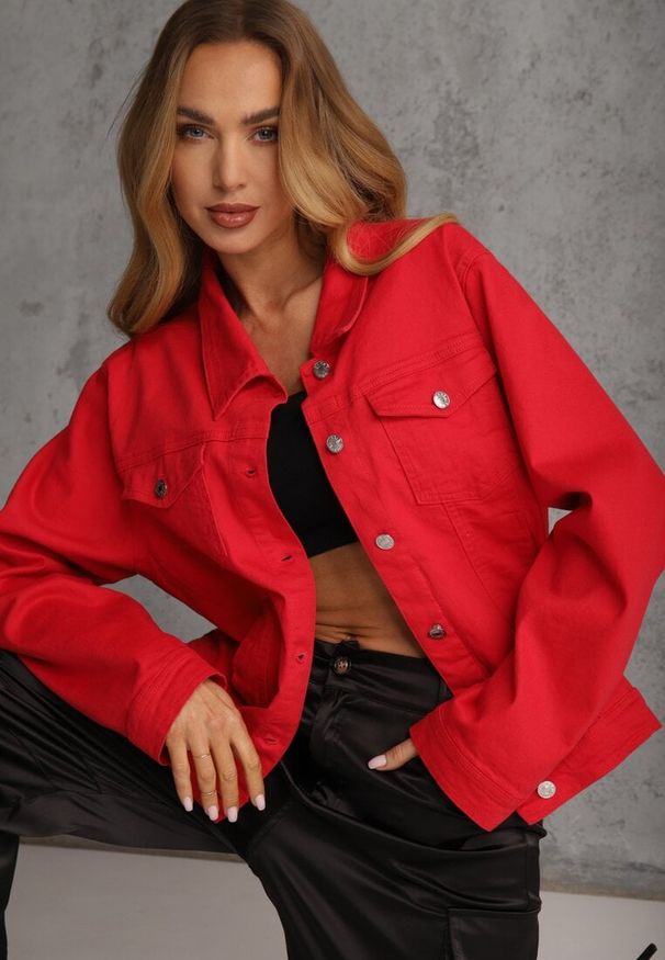 Renee - Czerwona Jeansowa Kurtka z Bawełny Perilopei. Okazja: na co dzień. Kolekcja: plus size. Kolor: czerwony. Materiał: bawełna, jeans. Styl: casual