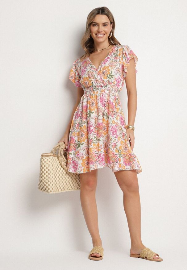 Born2be - Pomarańczowa Bawełniana Sukienka w Kwiaty z Kopertowym Dekoltem Rozkloszowana Jenovienna. Okazja: na co dzień. Typ kołnierza: dekolt kopertowy. Kolor: pomarańczowy. Materiał: bawełna. Wzór: kwiaty. Typ sukienki: kopertowe. Styl: casual, elegancki