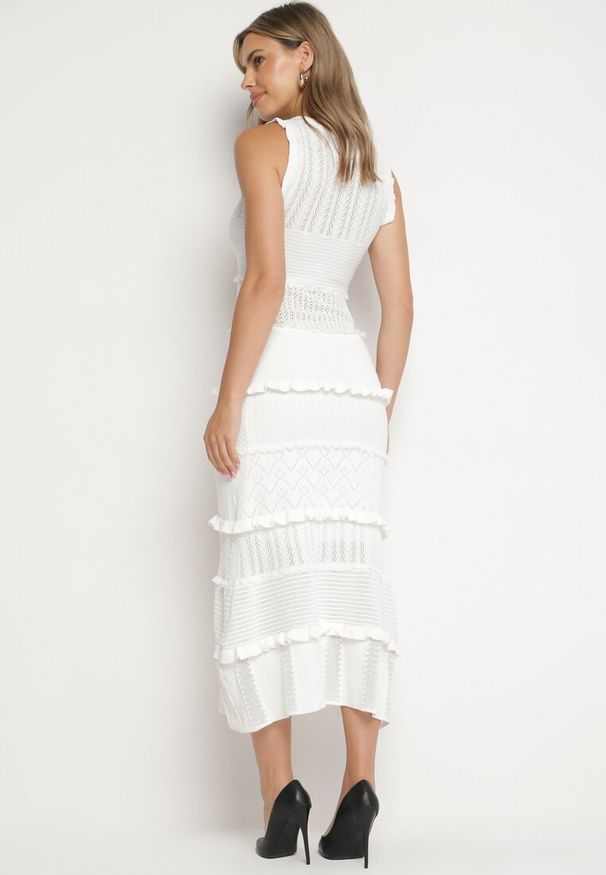 Born2be - Biała Sweterkowa Sukienka Midi z Falbankami Gadise. Typ kołnierza: kołnierz z falbankami. Kolor: biały. Wzór: aplikacja. Długość: midi