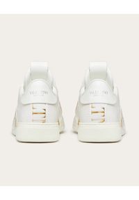 VALENTINO - Białe sneakersy ze złotym logo VL7N. Nosek buta: okrągły. Kolor: biały. Materiał: guma, tkanina. Obcas: na płaskiej podeszwie #2