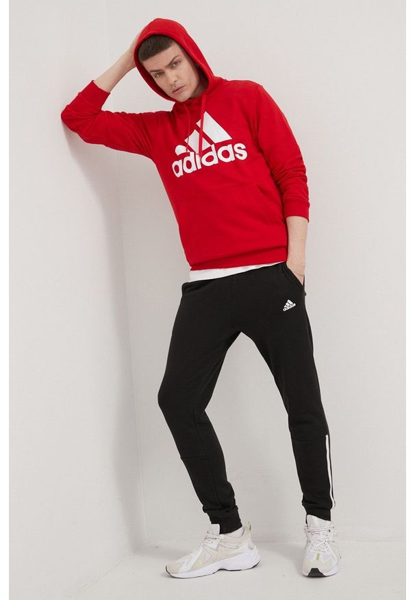 Adidas - adidas bluza GV0249 męska kolor czerwony z kapturem z nadrukiem. Okazja: na co dzień. Typ kołnierza: kaptur. Kolor: czerwony. Materiał: bawełna, materiał. Wzór: nadruk. Styl: casual