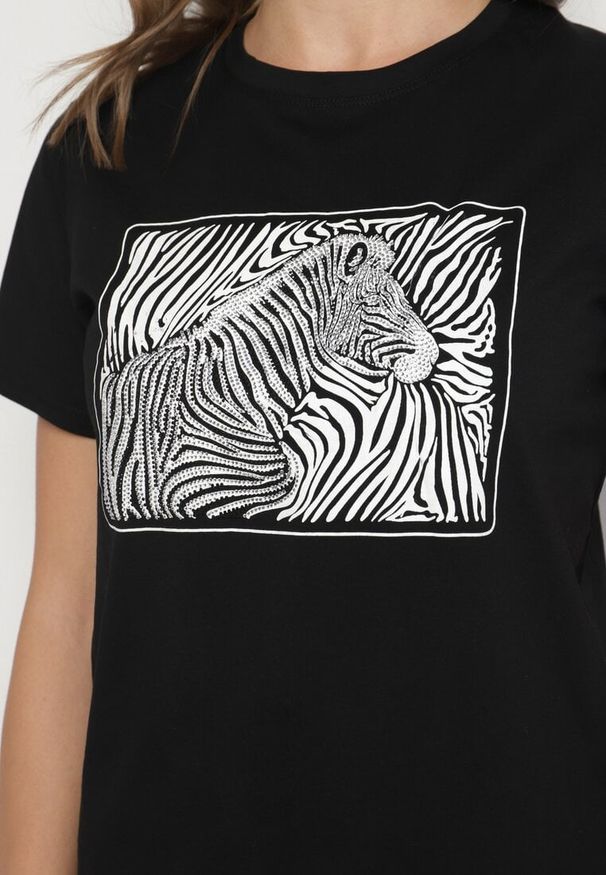 Born2be - Czarny T-shirt z Bawełny o Kroju Oversize z Nadrukiem z Zebrą Naliviel. Okazja: na co dzień. Kolor: czarny. Materiał: bawełna. Wzór: nadruk, motyw zwierzęcy. Styl: elegancki, casual, klasyczny